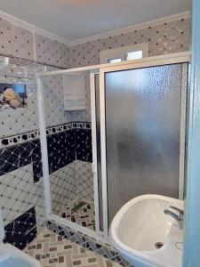 La salle de bains est pourvue d'une douche et d'un lavabo. dans l'établissement Appartement au cœur du ville, à Tanger