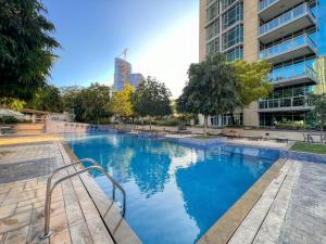 una gran piscina de agua azul en una ciudad en Class Home-Superb 1BR apartment with full Burj Khalifa View-5min walk to Dubai Mall, en Dubái