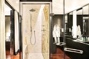 ein Bad mit einer Dusche und einer Glastür in der Unterkunft Bulgari Hotel London in London
