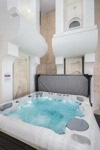 uma banheira de hidromassagem no meio de um quarto em Balneocomplex Kamena em Velingrad