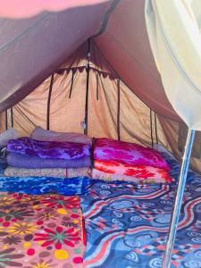uma tenda com duas almofadas em cima de uma cama em Kedarnath Tent Prithvi yatra Hotel em Kedārnāth