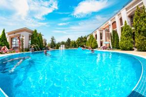 una piscina en un hotel con gente en el agua en Sea Fort Club Complex, en Sveti Vlas