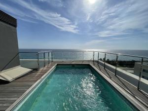 uma piscina na varanda de uma casa em Alucinante ático frente al mar em Mataró