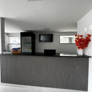 a kitchen with a counter with a refrigerator at ONIX AGUAS CLARAS in Salvador