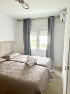 - une chambre avec 2 lits et une fenêtre dans l'établissement Altea Group Experience, à Altea