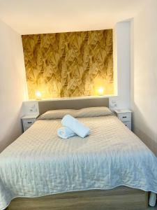 - un lit avec un oreiller blanc dans l'établissement Altea Group Experience, à Altea