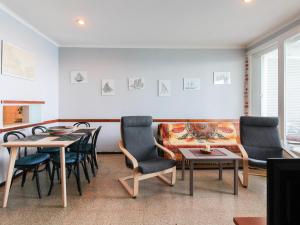 - un salon avec un canapé, une table et des chaises dans l'établissement Apartamento Llançà, 2 dormitorios, 4 personas - ES-228-24, à Llançà