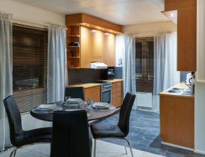 Una cocina con una mesa y sillas en una habitación. en Charming house near the city, en Rovaniemi