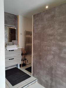 a bathroom with a sink and a mirror at Chambres d'Hôtes Villa Aquitaine in Bretagne-de-Marsan