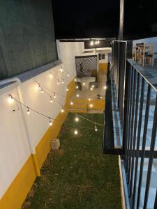 un patio avec des lumières sur le côté d'un bâtiment dans l'établissement Casa del viajero Antigua, à Antigua Guatemala