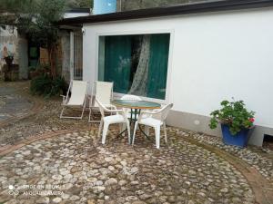 une table et des chaises assises sur une terrasse dans l'établissement Un 'Oasi nel verde ad un passo da tutto, à San Felice a Cancello