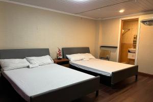 Remedios Hotel في مانيلا: غرفة بسريرين في غرفة