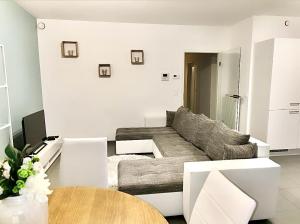 sala de estar con sofá y mesa en Magnifique appartement 2 chambres à Liège Ougrée en Seraing