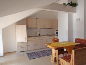 A kitchen or kitchenette at Am Badezentrum Ferienwohnungen