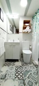 een badkamer met een toilet en een wastafel bij Bodega Ca'tio Celso in San Esteban de la Sierra