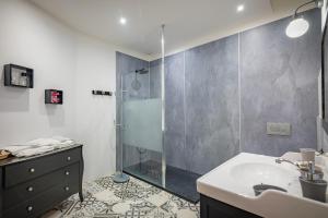 een badkamer met een douche, een wastafel en een bad bij Gîte Jeanne D'Arc in Loches