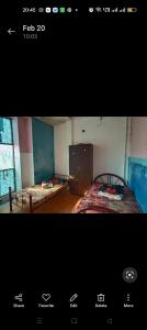 duas fotografias de um quarto com uma cama num quarto em Hostel Dena moon inn 3 em Kota Bharu