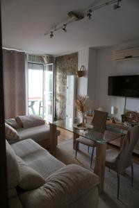 een woonkamer met een bank en een glazen tafel bij Apartamento en Huelva. in Huelva
