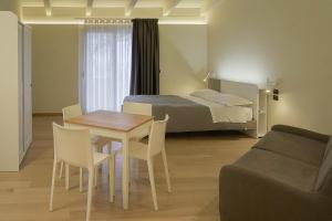 Terra di Vento في Montecorvino Pugliano: غرفة نوم بسرير وطاولة وكراسي