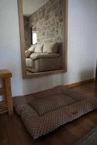 a mirror on a wall with a couch in a room at Apartamento en Huelva. in Huelva