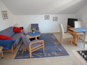 ein Wohnzimmer mit einem Sofa und einem Tisch in der Unterkunft Am Badezentrum Ferienwohnungen in Ruhpolding