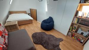 سرير أو أسرّة في غرفة في Apartman Kiara