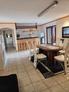 - une cuisine et une salle à manger avec une table et des chaises dans l'établissement Ferienwohnung Brenda, à Schillingsfürst