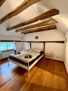 una camera con letto e pavimento in legno di Ökologisches und modernes Waldhäuschen a Solingen