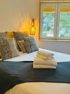 Tempat tidur dalam kamar di Hostal Sa Teula