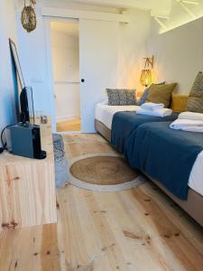 Tempat tidur dalam kamar di Hostal Sa Teula