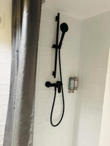 Kamar mandi di Hostal Sa Teula