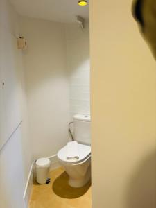 Kamar mandi di Hostal Sa Teula