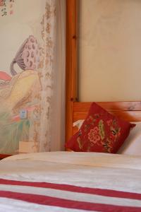 Dali Buxianshan Boutique Guesthouse-in Dali ancient city,near three pag odas and erhai lake,provide tour guide service and local experience客房内的一张或多张床位