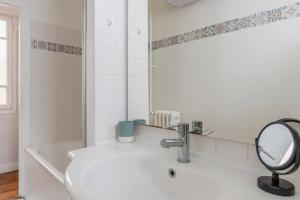 Gallery image of Eiffel Tower Saint Residence in Paris