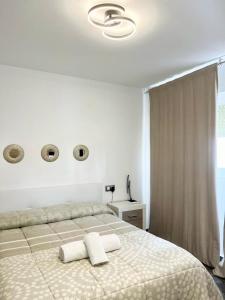 a bedroom with a large bed with two towels on it at Apartamento Alteagroup Centro in Altea