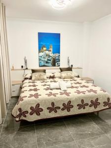 a bedroom with a large bed in a room at Apartamento Alteagroup Centro in Altea