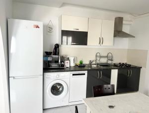 cocina con nevera blanca y lavadora en Apartamento Alteagroup Centro, en Altea