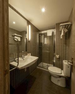 Koupelna v ubytování Hotel Bilbi + 18 fotografií