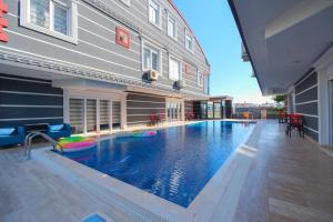 una piscina frente a un edificio en Avullar Palace Hotel, en Antalya