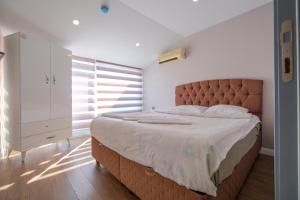 1 dormitorio con cama grande y ventana grande en Avullar Palace Hotel, en Antalya