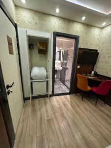um quarto com uma porta e um quarto com uma cama em Dolce Vita Suite Hotel em Istambul