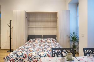 1 dormitorio con 1 cama, 2 sillas y mesa en Moie Piane, en Tione di Trento