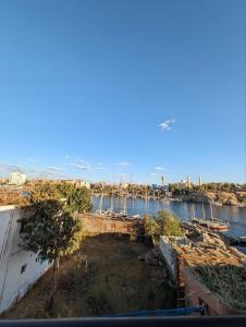 een uitzicht op een waterlichaam met een jachthaven bij MasTonKel in Aswan