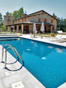 ein Pool vor einem Haus in der Unterkunft Villa Montegenco in Comunanza