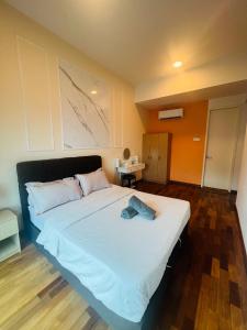 吉隆坡的住宿－Reizz Residence by Elysium，卧室配有一张白色大床