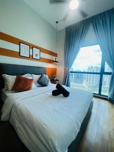 1 dormitorio con 1 cama grande y ventana grande en Reizz Residence by Elysium, en Kuala Lumpur