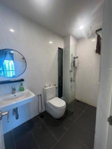 y baño con aseo, ducha y lavamanos. en Reizz Residence by Elysium en Kuala Lumpur