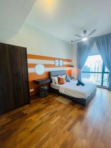 1 dormitorio con cama y ventana grande en Reizz Residence by Elysium en Kuala Lumpur
