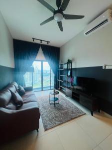 吉隆坡的住宿－Reizz Residence by Elysium，带沙发和吊扇的客厅