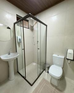 W łazience znajduje się prysznic, toaleta i umywalka. w obiekcie Bonito Suítes w mieście Bonito